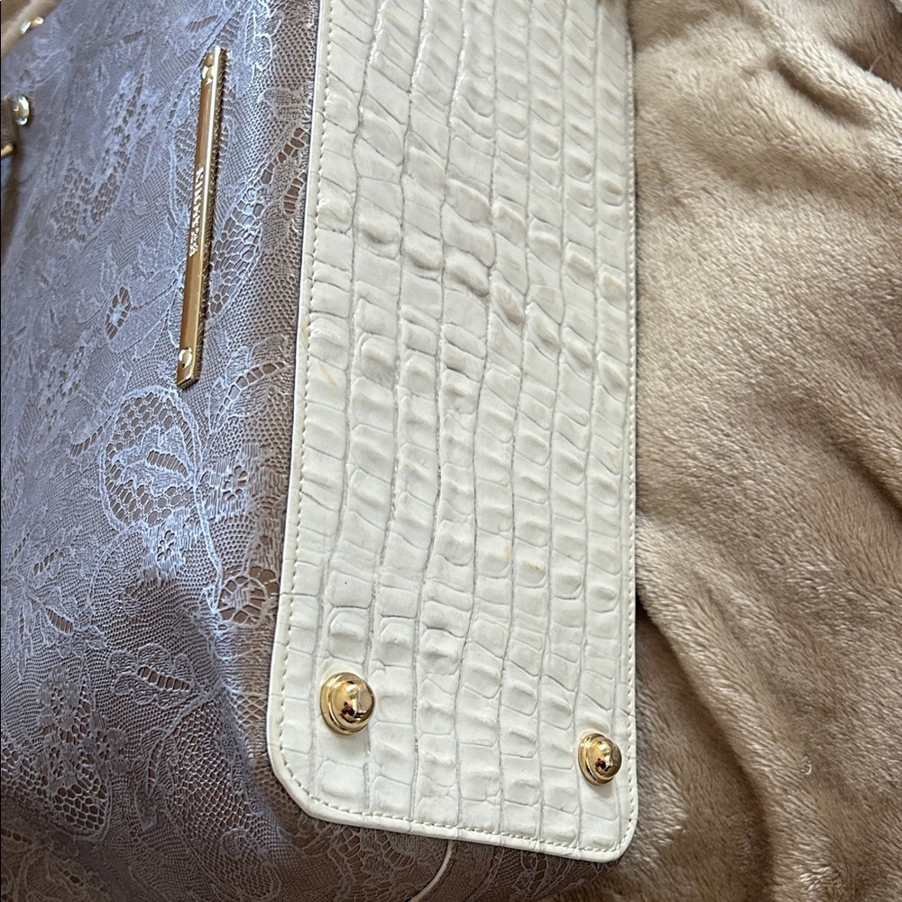 Elegant Floral Embossed Handbag - Picture 3 of 9